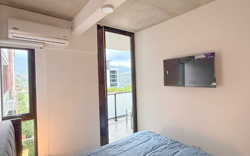 Escazu Village! Apartamento amueblado de 2 habitaciones / balcón