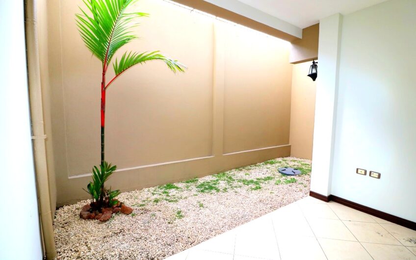 Condo de 3 habit. con jardín x Distrito 4 Guachipelín Escazú