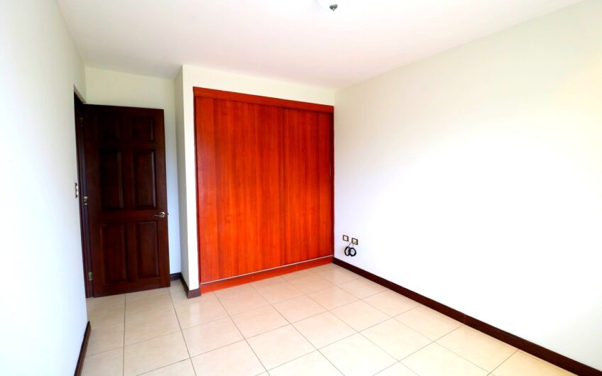 Condo de 3 habit. con jardín x Distrito 4 Guachipelín Escazú