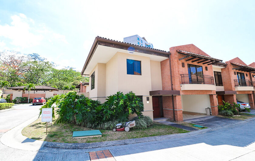Trejos Montealegre x Avenida Escazú! Condo de 365 m2 con 5 habit. + de servicio