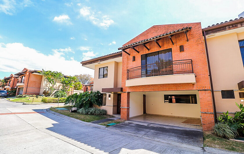 Trejos Montealegre x Avenida Escazú! Condo de 365 m2 con 5 habit. + de servicio
