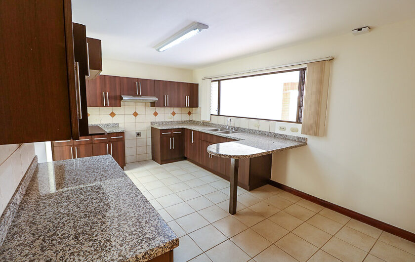 Trejos Montealegre x Avenida Escazú! Condo de 365 m2 con 5 habit. + de servicio