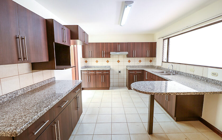 Trejos Montealegre x Avenida Escazú! Condo de 365 m2 con 5 habit. + de servicio