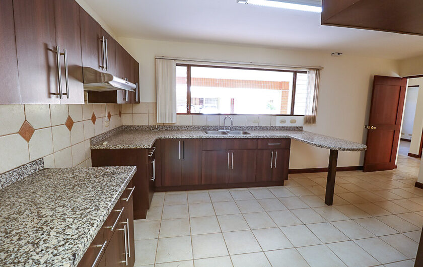 Trejos Montealegre x Avenida Escazú! Condo de 365 m2 con 5 habit. + de servicio