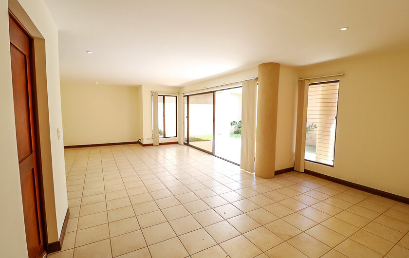 Trejos Montealegre x Avenida Escazú! Condo de 365 m2 con 5 habit. + de servicio