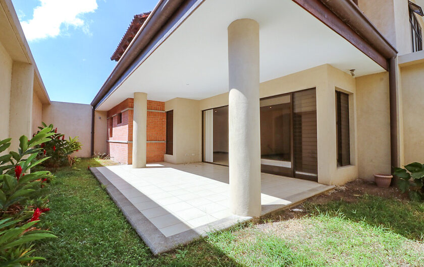 Trejos Montealegre x Avenida Escazú! Condo de 365 m2 con 5 habit. + de servicio