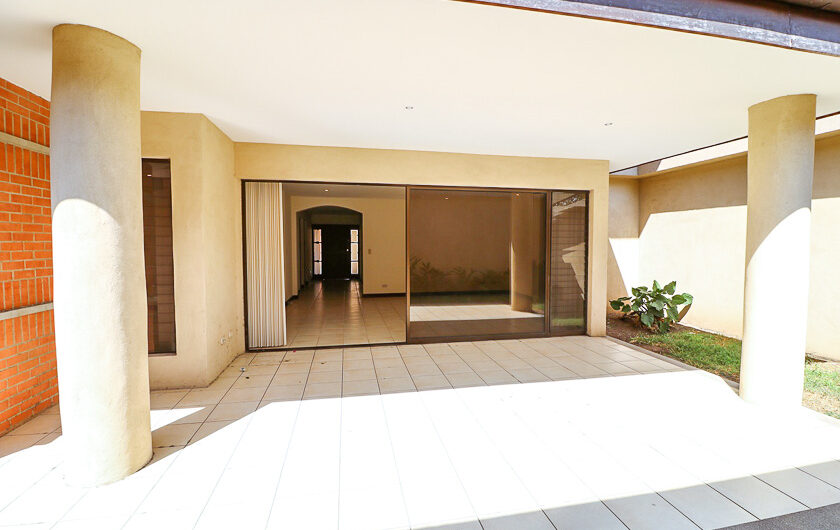 Trejos Montealegre x Avenida Escazú! Condo de 365 m2 con 5 habit. + de servicio