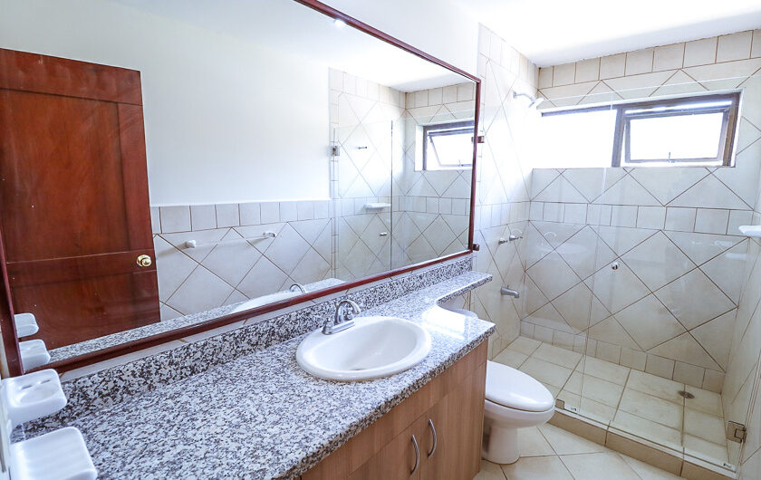 Trejos Montealegre x Avenida Escazú! Condo de 365 m2 con 5 habit. + de servicio