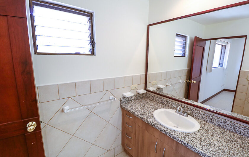 Trejos Montealegre x Avenida Escazú! Condo de 365 m2 con 5 habit. + de servicio