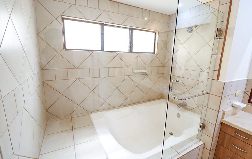 Trejos Montealegre x Avenida Escazú! Condo de 365 m2 con 5 habit. + de servicio