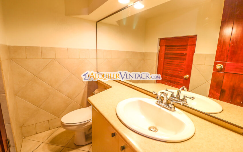 Trejos Montealegre x Avenida Escazú! Condo de 320 m2 con amplio jardín