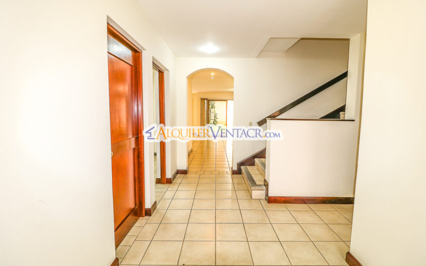Trejos Montealegre x Avenida Escazú! Condo de 320 m2 con amplio jardín
