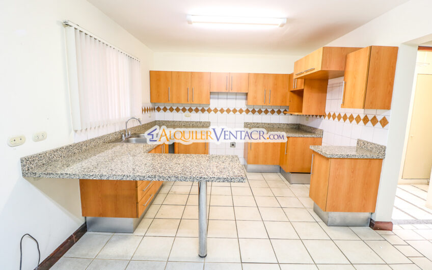 Trejos Montealegre x Avenida Escazú! Condo de 320 m2 con amplio jardín