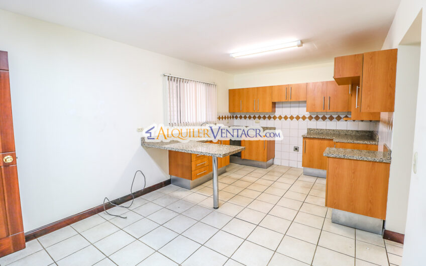 Trejos Montealegre x Avenida Escazú! Condo de 320 m2 con amplio jardín