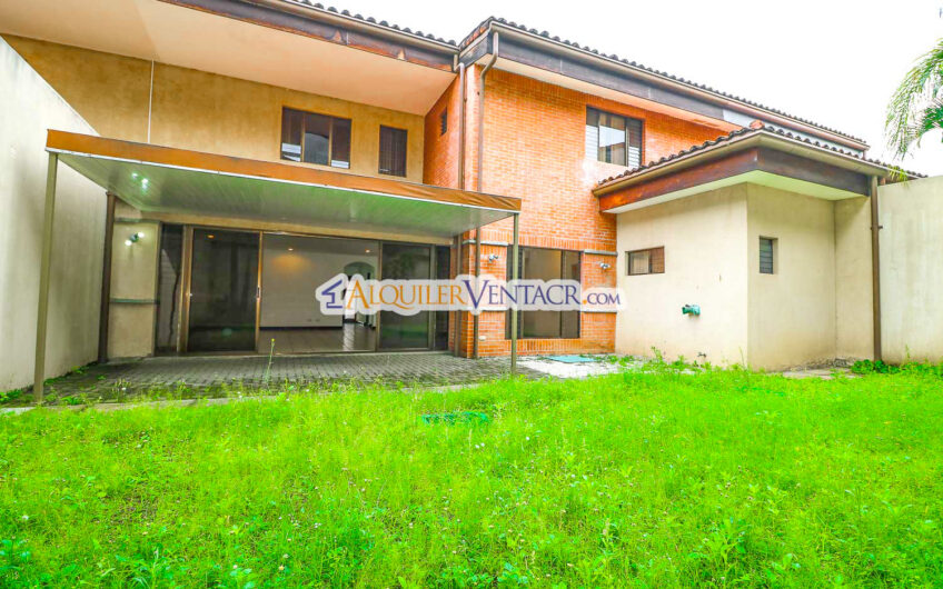 Trejos Montealegre x Avenida Escazú! Condo de 320 m2 con amplio jardín