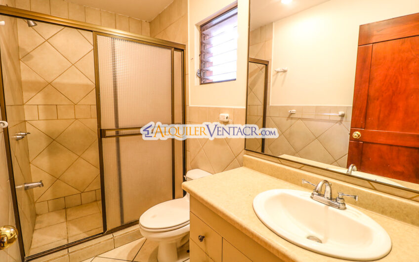 Trejos Montealegre x Avenida Escazú! Condo de 320 m2 con amplio jardín