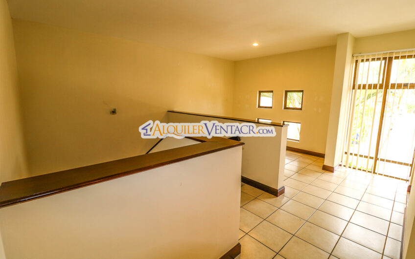 Trejos Montealegre x Avenida Escazú! Condo de 320 m2 con amplio jardín