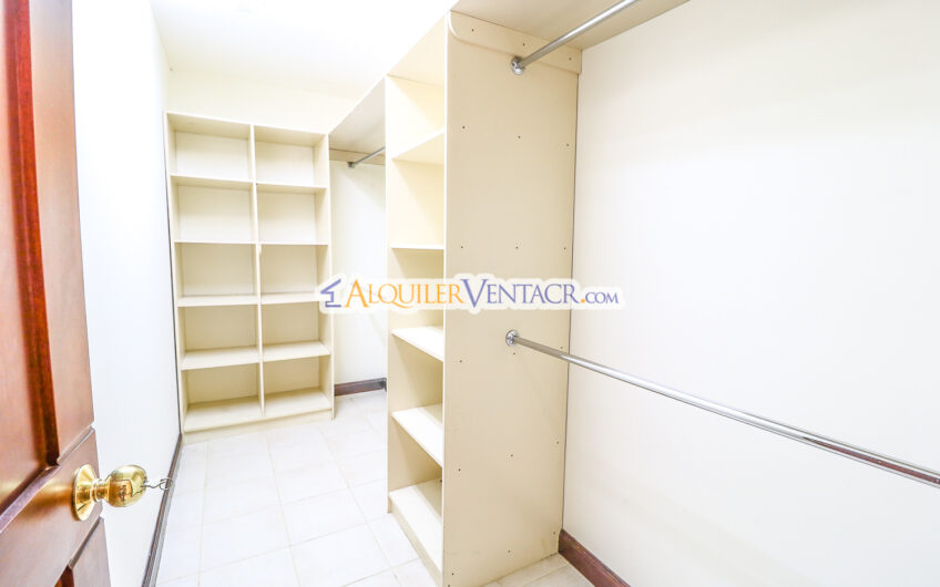 Trejos Montealegre x Avenida Escazú! Condo de 320 m2 con amplio jardín