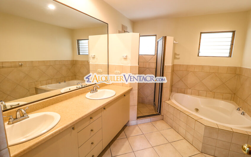 Trejos Montealegre x Avenida Escazú! Condo de 320 m2 con amplio jardín